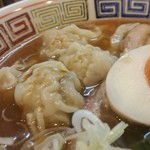 ほっこり中華そば もつけ - ワンタンもたくさん入ってボリュームもあります