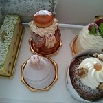 ピエールプレシュウズ 長久手店 - 右下がサヴァラン、その左側がモンブラン(*´ω`*)