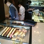 ピエールプレシュウズ - 手前にはマカロン(^o^)