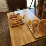 ピッコ ベーカリー - 夕方時は品切れ商品も多く。