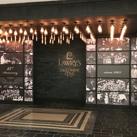 ロウリーズ・ザ・プライムリブ 恵比寿ガーデンプレイス店 - 入口もゴー☆ジャス