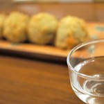 土と青 - カニ味噌コロッケは、日本酒とバッチリ！