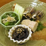 土と青 - 磯つぶ貝の甘煮、岩もずくポン酢、ニラお浸し、加賀太キュウリの肉みそ添え、鶏モモ肉のパテ
