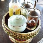 ピム サイアム - おなじみ調味料セット（酢、唐辛子、砂糖、ナンプラー）