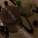 ARCH - チョコミントスピルリナのケーキ ピスタチオアイス添え