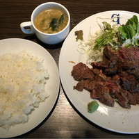 キャトルラパン - ステーキランチ ４００ｇ（わさびしょうゆ、塩胡椒）（上方から）