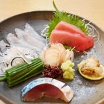 Ryouriya Honjou - お造り盛り合わせ
                        ・天然フグ ・中トロ  ・シメ鯖 ・北海道産つぶ貝