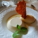 ラミ・デュ・ヴァン・エノ - デザート２　アーモンド風味のブラン・マンジェとココナッツ風味のテュイル