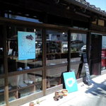 カフェ アワ･イサ - ガラス張りで一見ギャラリーって感じ