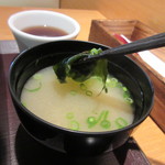 カフェ ハルキ - お弁当の味噌汁は合わせ味噌のワカメのお味噌汁です。

