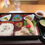 カフェ ハルキ - 暫く待つと注文した季節のお弁当１２９６円が出来あがってテーブルに運ばれてきました