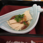 カフェ ハルキ - お弁当の小鉢は３つ、最初は湯葉の小鉢