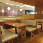 カフェ ハルキ - お店は開放感のある造りになっていて奥の席からは窓越しに天神の風景を楽しむ事が出来ます。
