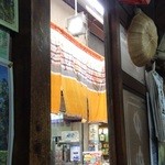 甘党ゆかり - 2016.5)　お外からのそよ風で暖簾が揺れます♪