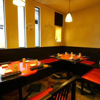 Stylish interior with red and black as the main colors ◎ Can be reserved for 18 to 23 people!