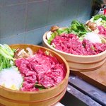 阿留酎 - すき焼：上肉を用います。みんなはポン酢のお鍋だけど、3人だけはすき焼がいいという場合に申し出て下さい。￥３０００要予約