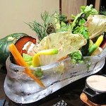 レストラン バカール - 日本各地から取り寄せた有機野菜と能登産ズワイ蟹とカニミソのバーニャカウダ