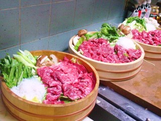 阿留酎 - すき焼：上肉を用います。みんなはポン酢のお鍋だけど、3人だけはすき焼がいいという場合に申し出て下さい。￥３０００要予約