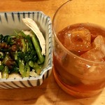 sumibiyakitoritoikinasakanakushihacchin - お通し（何とかの山葵和え）と、梅酒ロック