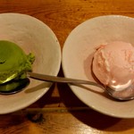 sumibiyakitoritoikinasakanakushihacchin - 抹茶のアイス(左)、季節のアイス(右)