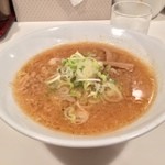 すみれ - ラー博は俺の社員食堂。  味噌半拉麺二番勝負 其の壱 ミニ味噌ラーメソ！  油の量も適切でアシアシのスープ、ねぎもしっかり。イイね！