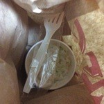 ケンタッキーフライドチキン - コールスロー。冷たいものはわけて入れてくれています