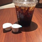 ドトールコーヒーショップ - 今日はテイクアウトのカップにしてもらいます。でも結局地下に降りて飲んでいくことにします。