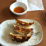 麺家 三士 横浜ベイクォーター店 - 餃子。