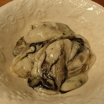 佐藤養殖場 - 的矢牡蠣、とりあえず生で。うーん、美味しい！