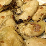 佐藤養殖場 - 的矢牡蠣、小麦粉をまぶして、オリーブオイルで焼いてみた。この食べ方も美味！