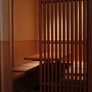 【個室：6名様】格子戸で仕切る落ち着いた半個室。お仲間との会食やお祝い事などに。