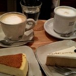 パパジョンズ - カフェラテ・マサラチャイ・
            チーズケーキ
