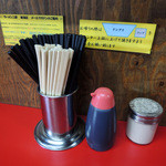 ラーメン二郎 - 2016年5月4日(水・祝)　店内　カウンター席卓上