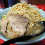 ラーメン二郎 - 2016年5月4日(水・祝)　ラーメン小(ニンニク)700円　お豚さま１枚目