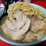 ラーメン二郎 - 2016年5月4日(水・祝)　ラーメン小(ニンニク)700円　お豚さま２枚目