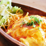 アリーカフェ - 【角煮ごはんの和風オムライス 980yen】角煮で味付けしたご飯を卵で包んだ和風オムライスです。
自家製の和風ソースと一緒に。　
