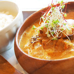 アリーカフェ - 【ナスとタケノコと柔らかポークのレッドカレー　950yen】赤唐辛子、ハーブ、香味野菜をすりつぶしたペーストを炒め,
ココナッツミルクやナンプラー、たまねぎやトマトなどの野菜、
豚肉をじっくり煮込んで作りました。少し強めの辛さです。 