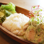 アリーカフェ - 【鶏もも肉のソテー　バジルクリームソ—ス1080yen】じっくりソテーした鶏もも肉と、風味豊かな
オリジナルバジルクリームをかけて。