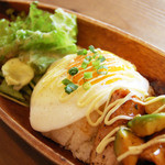 アリーカフェ - 【アボカド照り焼きポークプレート　980yen】豚のロース肉とアボカドを、自家製の照り焼き
ソースで焼き上げました。半熟の目玉焼きと
一緒にお召し上がりください。