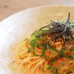 アリーカフェ - 【ほんのりハーブの明太子クリームパスタ
980yen】風味豊かな明太子のクリームソースに、
ゆでたてのパスタを絡めました。
大葉や海苔と一緒にお召しあがりください。