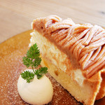 アリーカフェ - 【クリームチーズのモンブランタルト　700yen】栗の甘露煮をちりばめたアーモンドクリームの上に、
たっぷりのクリームチーズを敷き詰め、自家製の
マロンクリームを絞ったモンブランのタルト。
クリームチーズとマロンクリームは相性抜群です。