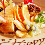 アリーカフェ - 【バースデイプレート】ケーキの盛り合わせプレートにフルーツで飾り付け、
メッセージやお名前お入れいたします。音楽で演出も可能です。お気軽にご相談ください。　[価格] ケーキの料金+350yen