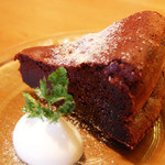 アリーカフェ - 【ガトーショコラ　670yen】フランス産のミ・アメールチョコレートを使用した、
しっとりとしたガトーショコラ。コクを引き出すために、
黒蜜混ぜて焼き上げました。  