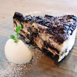 アリーカフェ - 【オレオのニューヨークチーズケーキ 
670yen】オレオを生地に練りこみ、さらにその上に敷きつめて
オーブンで焼き上げました。オレオの風味とチーズは
とても相性がよいです。