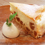 アリーカフェ - 【無花果のベイクドチーズケーキ　690yen】無花果をある程度形をを残した状態で、二種のチーズに
練りこみ、オーブンで焼き上げました。無花果の食感と
ほどよい甘さ、チーズの風味をお愉しみください。
