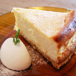 アリーカフェ - 【ホワイトチョコのニューヨークチーズケーキ　700yen】ホワイトチョコを二種のチーズ、少量のレモンと混ぜ
焼き上げたチーズケーキ。ホワイトチョコの香る、
クリーミーなチーズケーキです。