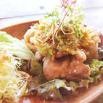 アリーカフェ - 【若鶏のからあげ　自家製油淋鶏ソース　680yen】　　　じっくり二度揚げしたジューシーなからあげを、
甘酢ベースの自家製油淋鶏ソースと一緒に。　　
