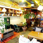 アリーカフェ - ソファー席中心の店内。ゆっくりできます。