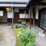 梅荘 - 右にキッズスペースあり