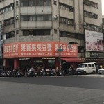 興隆居 - 写真向かって右側が興隆居の行列。湯包(肉まん)の行列がお店の外まで伸びていました